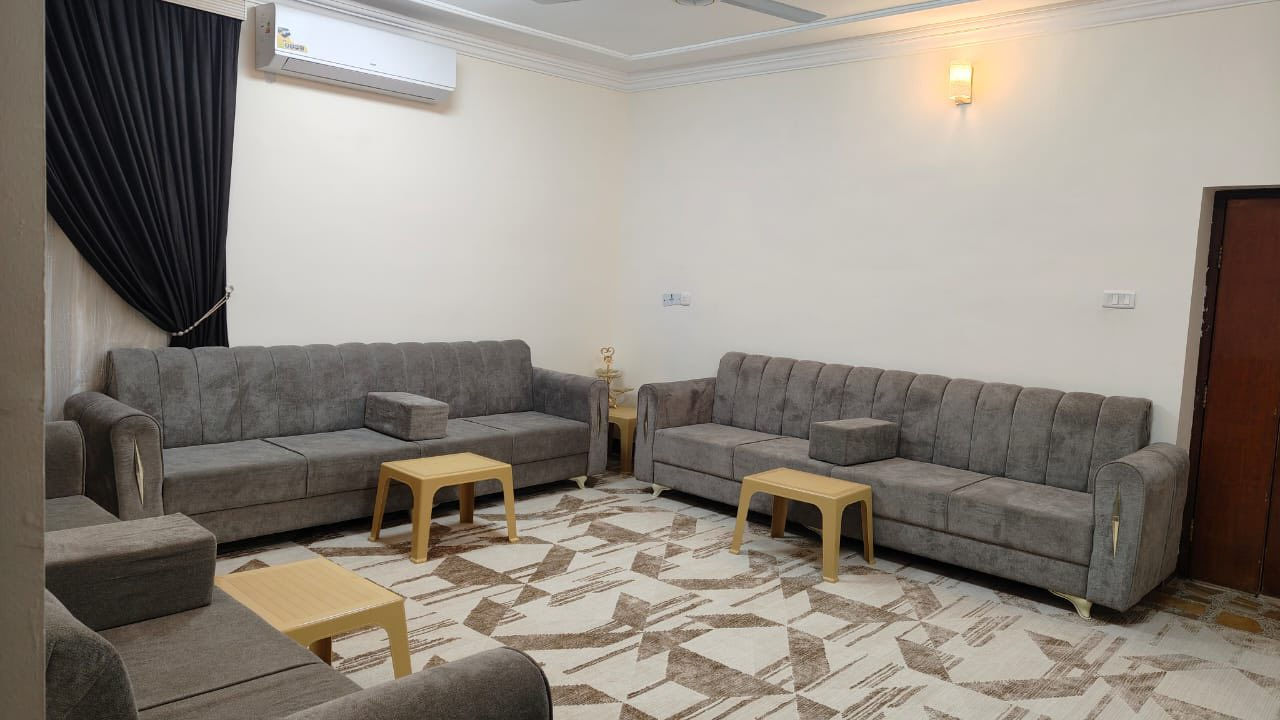 سلام عليكم. بيت للبيع مساحة 700 متر 8غرف نوم ومطابخ 2وحمام عدد 5بيت جديد بناء2010 شارع 15 ركن الملعب دور المخابرات الوجه 22ونزال 33 قرب مستوصف الملعب سعر 400 مليون مع الأثاث سعر سابق كان 650 مليون طابو صرف رقم صاحب الدار ***********
