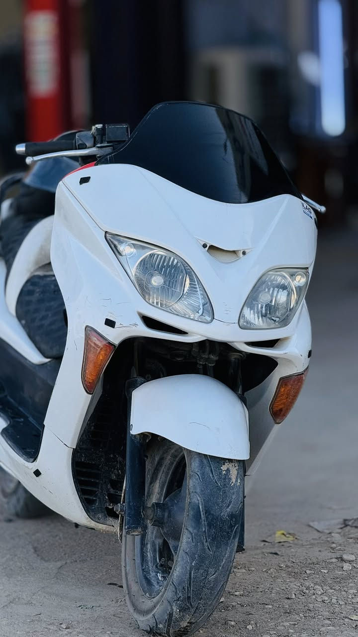 فورزا 08 عميه للبيع 
 محرك 250cc
شويه عوزها نقوصات بالشكل كفرها زين 
محركها شويه تعبان بي رنگات
بيها بخار 
وفيت بم تعبان فقط كل نقص مابيها بعد 
تخم تاير جديد 
كلتشات امامي خلفي  وقايش جديد وكاله مو تجاري 
خوذه دوت وياها 
عالي ثلجي شادين زنون ليزري 
تجوه حديد مال راكب
سواداتها فحم عوزهن تنضيف بس 
الدراجه اوراق بس اوراقها شويه منتهيات بسبب واگع عليهن عطر
الدراجه ما بيها اي نقص تشوف بعينك يلا تاخذ فقط الي ذكرتهن هاي نقوصاتها ولا هيه دراجه خير من الله رون ١ ونص معدلها ١٢٠ بس شويه محركها تعبان جاي ادك ١٠٠ وبافضل حالاتها ادك ١٢٠ احتمال بسبب المحرك او الفيت بم اذا عالجتهن اضمنلك ادك حتى ١٤٠ 
.
.
.
السعر :مليون 
*********** للتواصل والاستفسار على هذا الرقم متواجد
