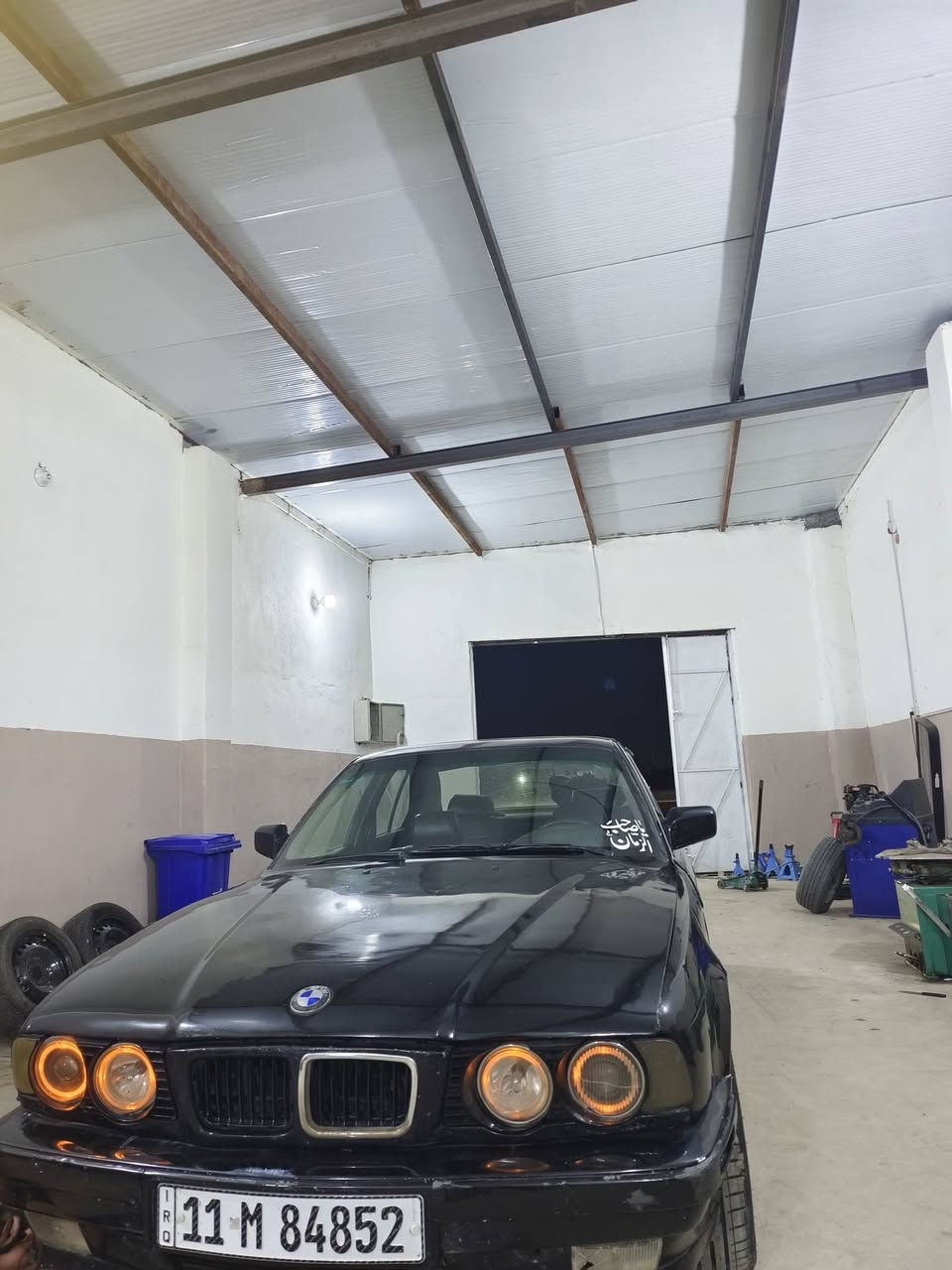 BMW 520i 1991
مكينة 6 مسكر عدلة 
رقم بغداد انكليزي 
فحته + كشنات جلد 
ويل m تو سايز
السعر 38 بي مجال حك الجية 
مكاني بغداد 
***********
