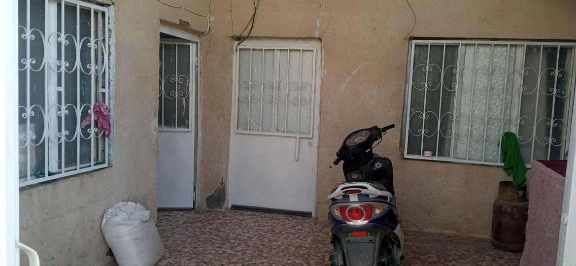 السلام عليكم
بيت للبيع في منطقه عنانه زراعي مفوضه بالطابو 
يحتوي البيت على مطبخ كلدور استقبال وغرفة نوم وطرمه مسقفه البيت كله كاشي جديد للبيع مع الغراض والغراض كلها جديده علما بأن البيت مساحه 170 متر السعر 32 أكثر استفسار يرجى الاتصال بنا على الرقم ***********
