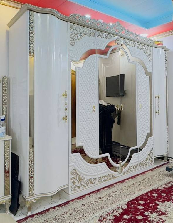 السلام عليكم 
غرفه نوم ملكيه 
مستعمله نضيفه
 خشب اصلي وقوي وثقيل ما ينكسر 
متكونه من ٩ قطع 
كنتور 
وجربايه وشازلونه وكومدي مال جربايه عدد 2
ميز تواليت و طابوريه  
كومدي مال احذيه  وزاويه 
السعر 2 مليون (2000000)
مع العلم سعر الجديده ٣ مليون ونص 
 العنوان كربلاء للتواصل ***********
