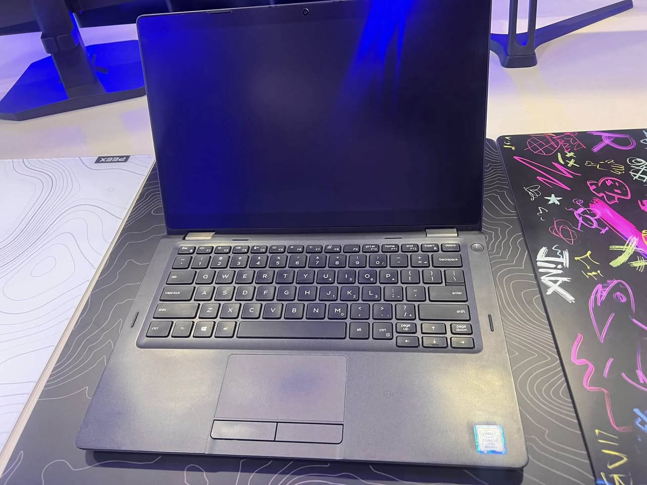 💻 للبيع: Dell Latitude 5300 (2-in-1) لمس ومتحول 🔄

السلام عليكم شباب، متوفر لابتوب ديل غني عن التعريف، نظيف جداً وبحالة ممتازة (مستخدم نظيف) وجاهز للاستخدام مباشرة. اللابتوب يتميز بتصميمه العملي والنحيف ويتحول إلى تابلت 360 درجة مع شاشة لمس

⚙️ المواصفات الفنية:
 الموديل: Dell Latitude 5300 2-in-1
 المعالج: Intel Core i7 (الجيل الثامن - 8th Gen) 🚀
 الذاكرة (RAM): 8GB
 الهارد (SSD): 256GB NVMe (سريع جداً في الإقلاع وفتح البرامج)

الشاشة: شاشة لمس (Touchscreen) بدقة عالية وتتحول 360 درجة

الهيكل والنظافة: اللابتوب بحالة ممتازة ونظيف جداً
سعر : 320،000 

📞 للتواصل والاستفسار: *********** 
محل:( tunder tech)
