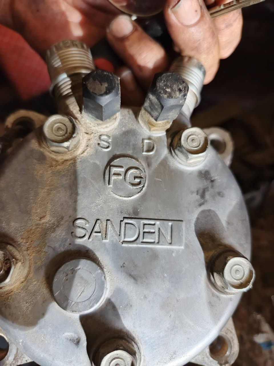 كمبريسر مان صقر اصلي عنوان بغداد جرف نداف محل قيصر تصال ***********
