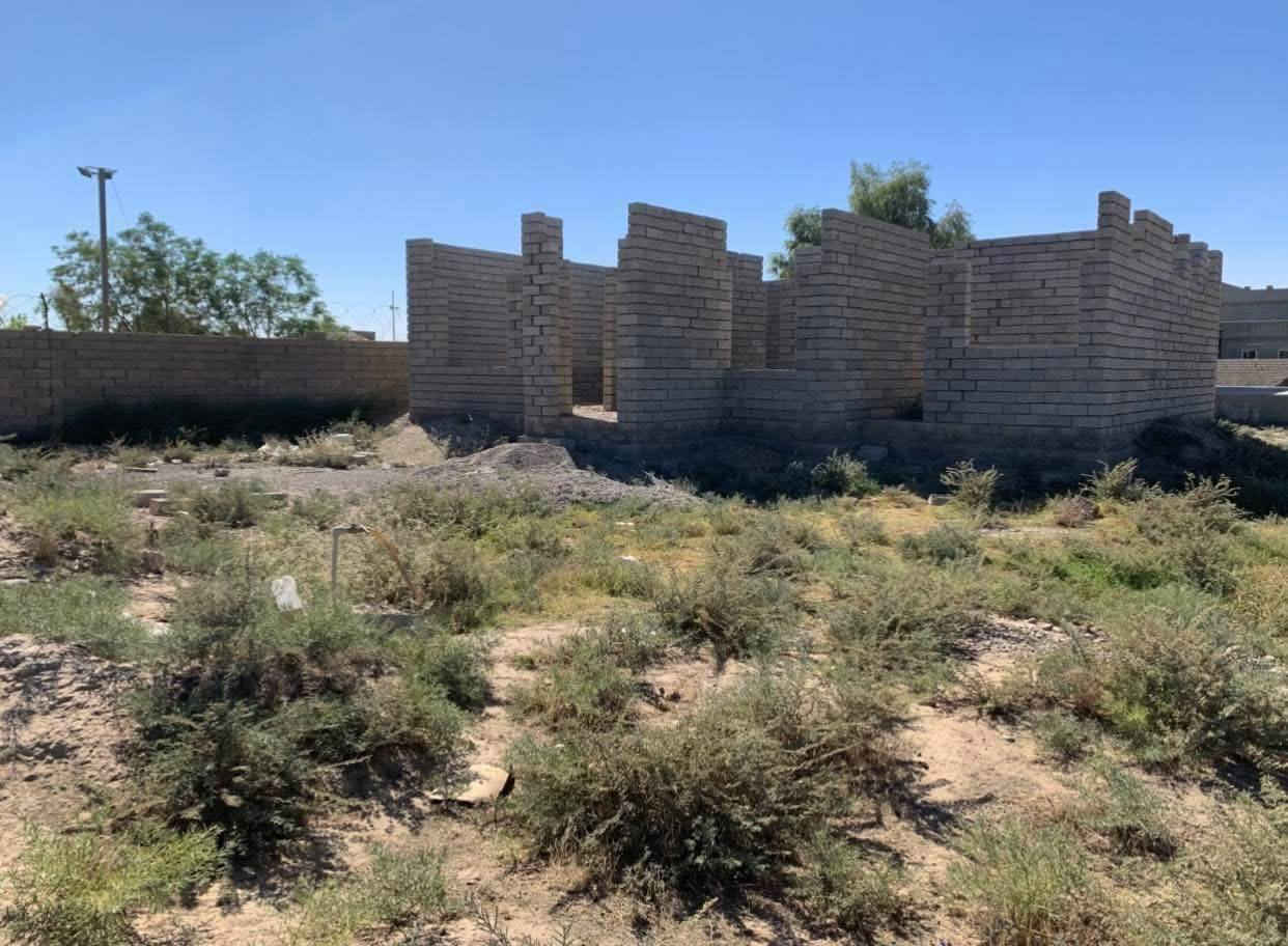 السلام عليكم بيت هيكل للبيع بالخصم قريب على مدينه حمد النامس البيت مساحت البناء ١٦٠متر 
مكون من غرفتين نوم وربعه وصاله ومطبخ وحمام مساحه الارض٤٠٠متر  كهرباء ماء واصلو بس تبليط بعدو ما واصلو 
لارض زراعيه اللبيع السعر 25مليون 
لتفاصيل اتصل ***********
