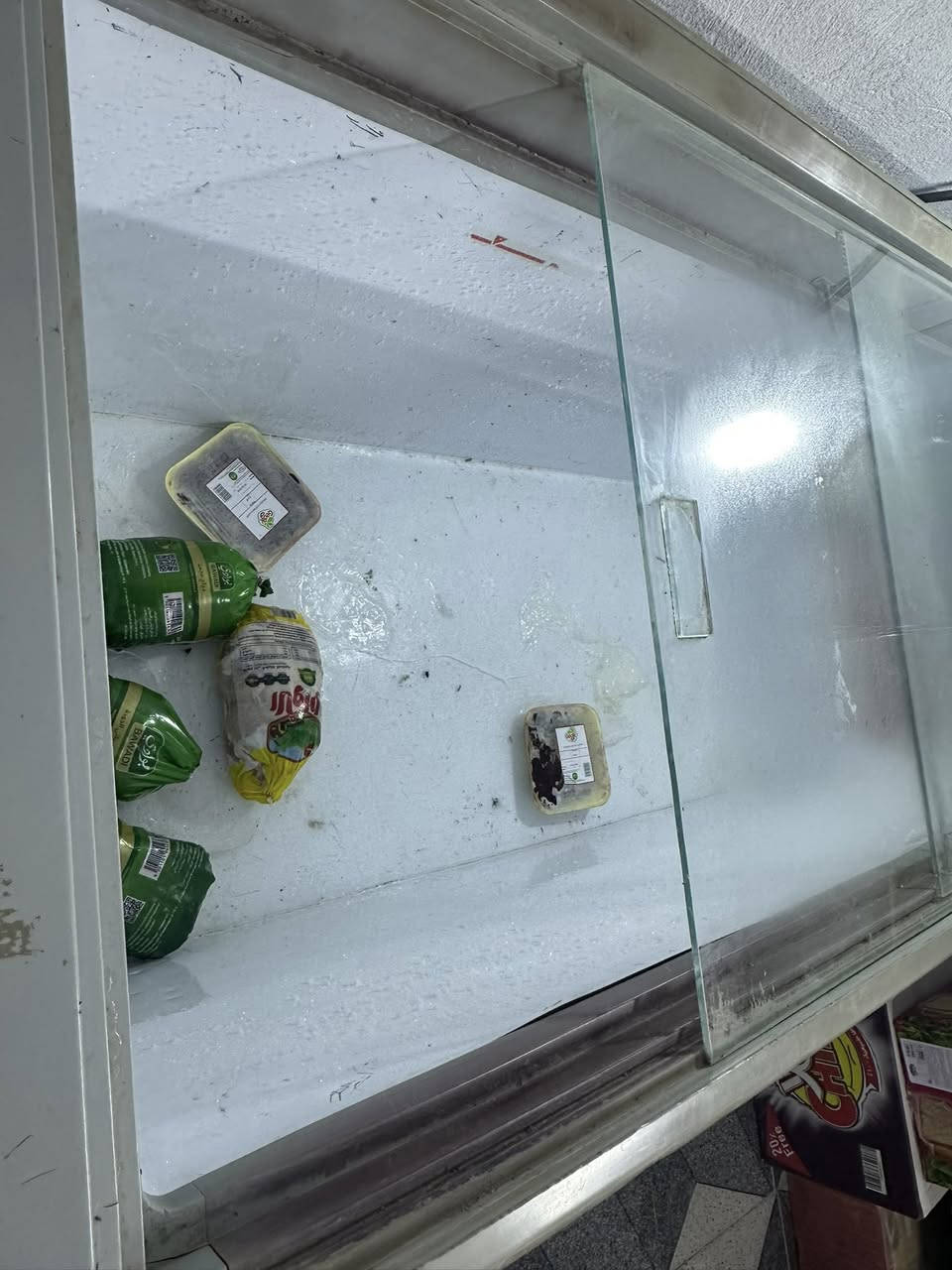 مجمده للبيع حجم كبير بروده فول مناقصها شي السعر 350 وبيها مجال للاستفسار ***********
