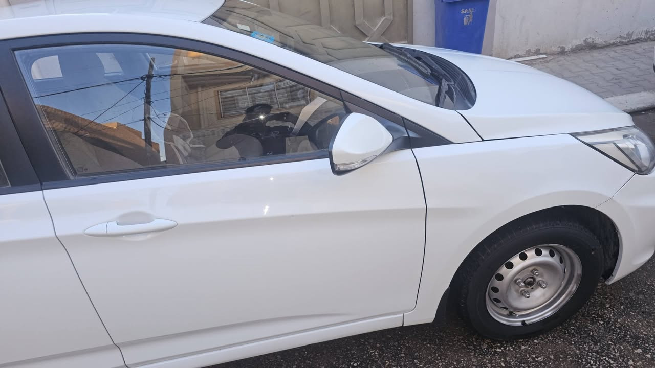 من رخصت الادمن 
اكسنت 2015 خليجي
محرك 1600 خطرتين 
السياره بيه قطعتين جملغ امامي جه السايق وبنيد
السياره جهازه حداديه وتاريات تخم جديد هستوني مشتريله 
بس بيه صوت بل المحرك ابيعه على وضع المحرك مع العلم تمشي والسياره طبيعي
رقم نجف بسمي مداور ثاني يوم 
السعره 90 قفل
للتواصل على هذا الرقم فقط وتساب
***********
