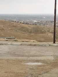 قطعة أرض للبيع تقع في منطقة مرتفعة توفر إطلالة بانورامية على المدينة. ...