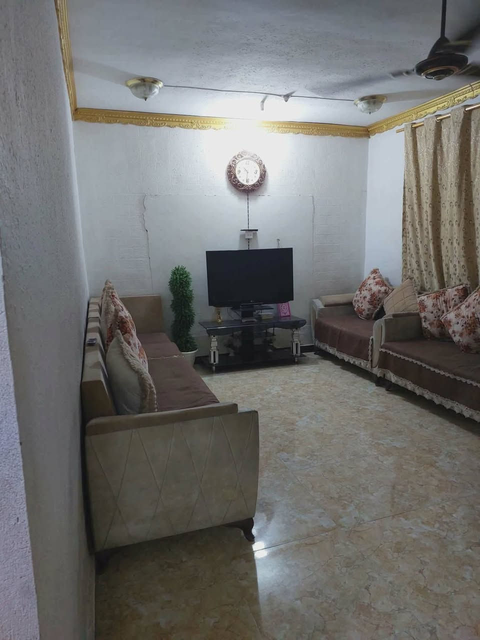 السلام عليكم
بيتين للبيع مساحه 300 
مقسومات ثنين بيوت واحد مساحه 100 وثاني 200 
عنوان حي الوحدة الثانية قرب محطة مجاري حي الوحده ومدرسه زينب للبنات للاستفسار الاتصال على الارقام التاليه 
*********** 
***********
