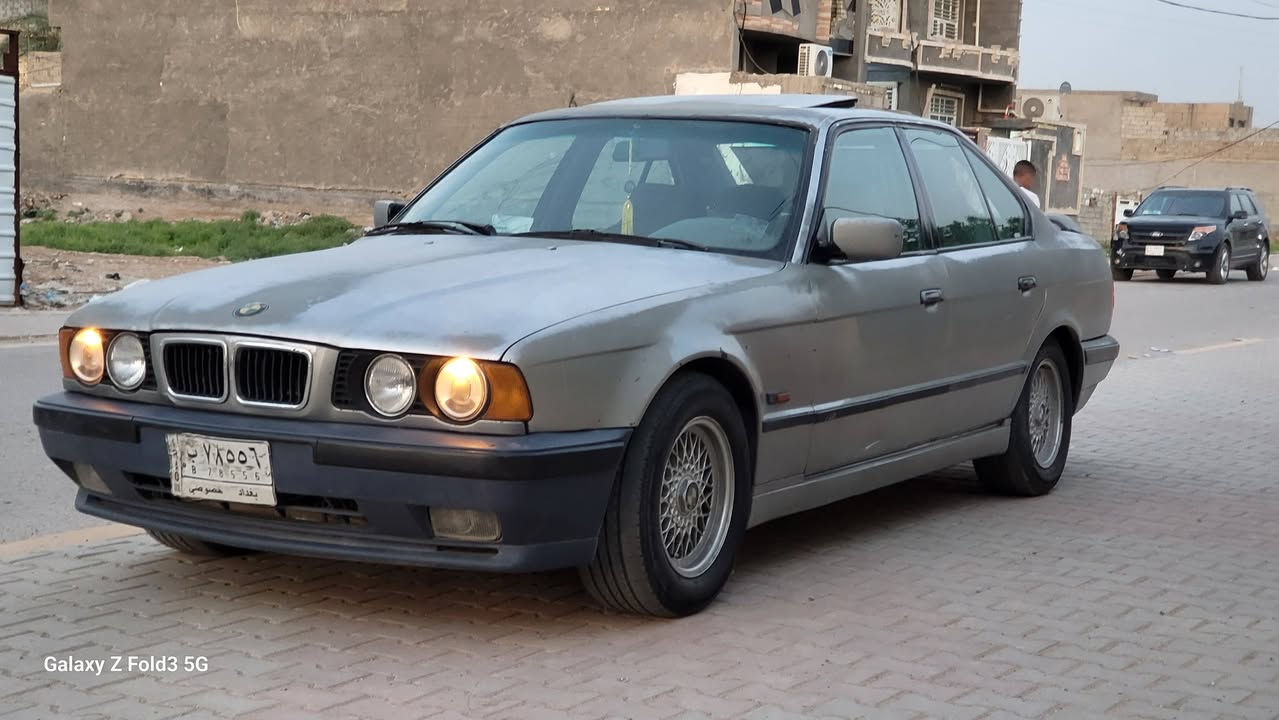 اسلام وعليكم
للبيع او المراوس BMW e34 535i

موديل 91اصل مسجله 89

فتحه 

كشنات جلد كهربائي 

كروز سرعه 

تبريد ثلج 

كير مكينه شداهن حاويه 

كهربائيات كلها شغله

صدر خلفي جديد المامي بي شغل 

جارده حتاجلها صبغ بيها طخه جاملغ خلفي 

السياره كلش حلوه بيها رون ومعدل كلش حلو اكسلها 3.23

السعر 45 وبيها مجال بسيط 
***********

عنواني بغداد ابو غريب صناعه حي الرساله
