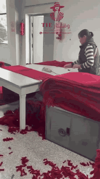 نود ان ننبه على ان الوجبة الثانيه حجز مسبق قد نفذت ولكن اليوم وبفضل الله🙏🏻
تم شحن كميات جديدة من سكارف اللون الاحمر ( ميكاسا ) 
وتم فتح باب التثبيت للحجوزات الجديدة للوجبة الثانية 
مدة التوصيل من 12_15
للحجز والاستفسار👇📩📞
واتساب ***********
