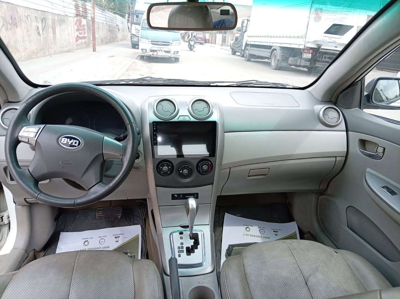 السلام عليكم 
سياره بي واي دي موديل 2013 بيضه
 مكينه وكير جاهزه وتبريد شغال 
السعر 58 وبيها مجال 
المكان الدوره شارع ابو طياره

اتصال : ***********
