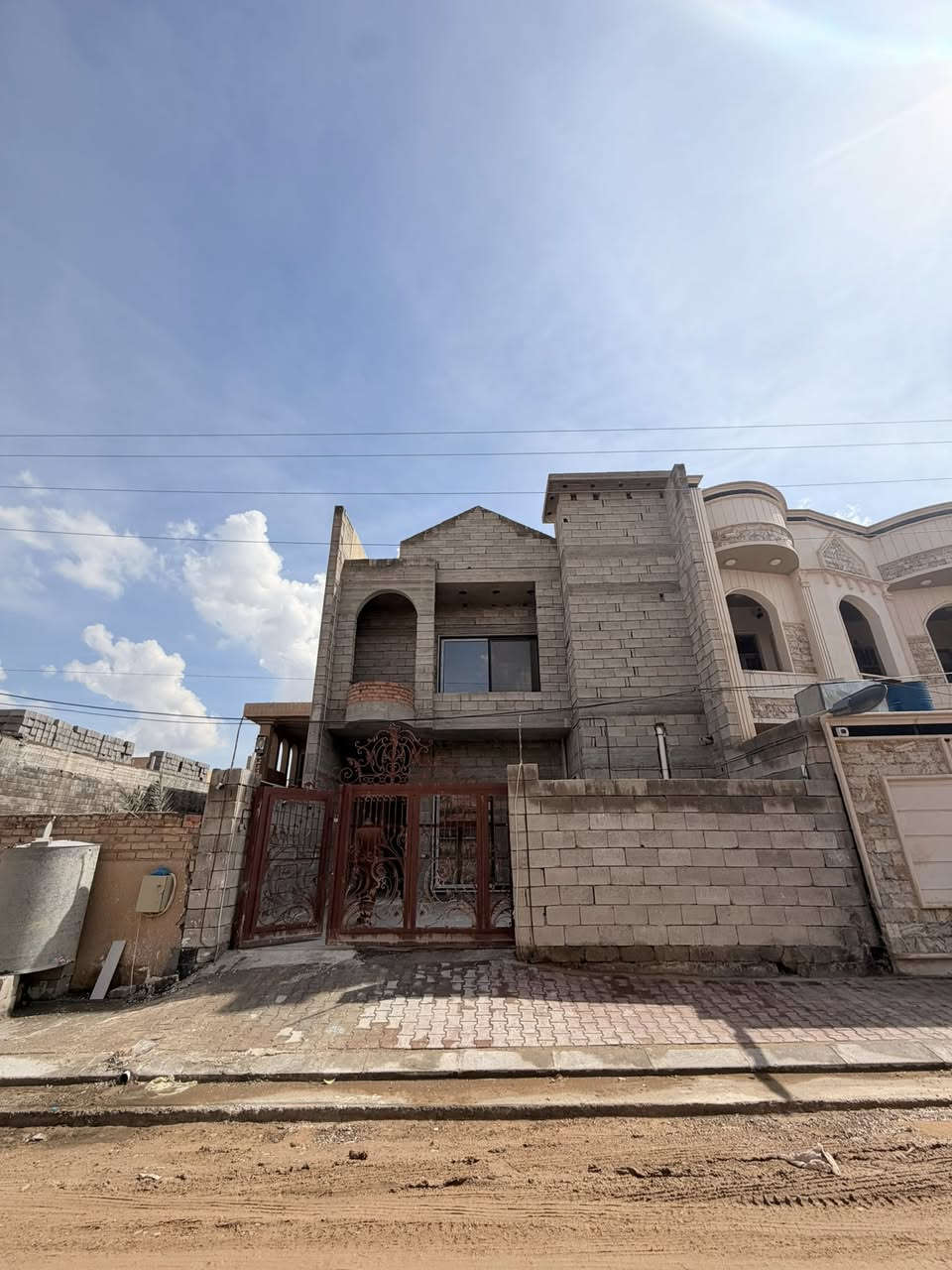 السلام عليكم 
دار للبيع زيرو  حي الضباط 
مقبال مجمع الفردوس يباع ع وضعه 
مساحة 200 متر واجه 8 .25
مكون الدار من ثلاث طوابق 
مكون الدار من ٤ غرف نوم 
صالة+ استقبال 
مطبخ +حار + بارد 
حديقة داخلية + مناور 
كراج + مجموعة صحية 
بناء درجة اولة بناء صاحب الدار 
ارضيه مرمر + سحب + ناظم دفن 
الباقي من الدار تقفيلات ابواب داخلية 
تقفيلات كهرباء 
تقفيلات حمات 
واجه فقط يباع كما موضح في الصوره 
شارع 15 متر. قرب حديقة 
للاستفسار اكثر مراجعة مكتب عقارات و مقاولات السردام او الاتصال 
***********
***********
