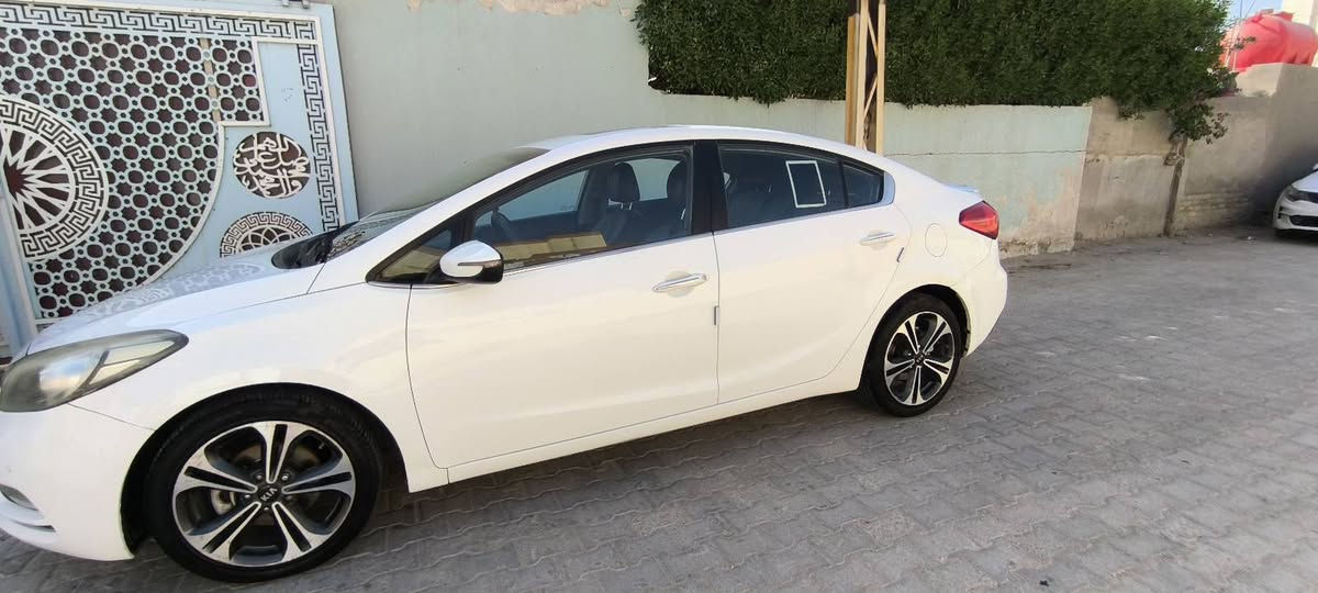 السلام عليكم سيراتو موديل 14 فول مواصفات للبيع تبديل باب العبري فقط  وربع من الدوسة السعر 118 وبيها مجال 
للاستفسار 
***********

