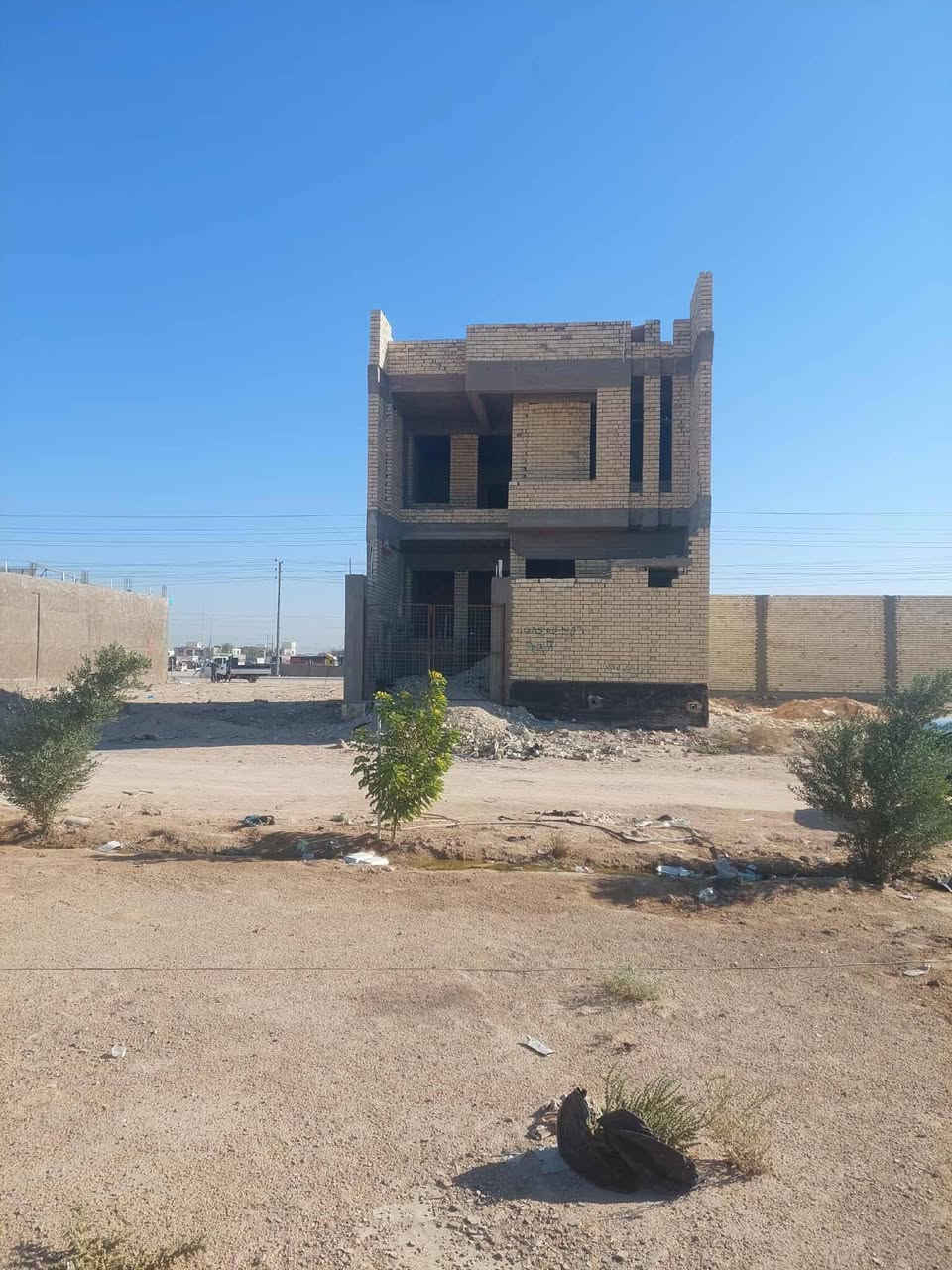 هيكل للبيع النجف الأشرف خان النص  الحيدري قطع الاطارات
طابو صرف
المساحه 150 متر 
طابقين 
بناء حديث 
الطابق الارضي غرفه وصاله ومطبخ واستقبال وحديقه داخليه بيها شلال وصحيات ومنور وصحيات خارجيه
الطابق الثاني 3 غرف وصاله وصحيات وحديقه داخليه 
البيت مأسس ماي ومجاري وبواري كهرباء دفن وبوكسات كامله
والغاز
العرصه حره مامطلوبه ولا محجوزة
الموقع راقي
امام البيت حديقه مزروعه
خلف الحولي الاول بصف الركن
للاستفسار 
***********
الفيديو اول تعليق 
مكتب الكعبي للعقار في النجف
