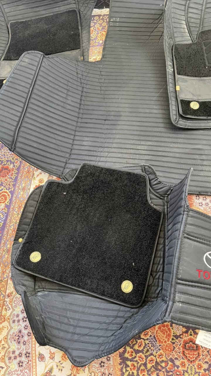 سلاوی خواتان لێبی
تاقم عای شاهیەنە بیلاد جلدە جلد زۆر زۆر شتێکی جوان و نازدارە کامل
ناوسنوقیش لەگەلە جلدە کامل 
١ کونی تیابوو ١ دراوی تیابوو نەتەوێ نەکراوەتە ناوسەیارەوە هەر هەڵم گرتوە زۆر جوان دائەنیشێ کاملە پێویست بە وەسف ناکا وەرە سەیریکە لە ڕەسمەکە جوانتر نەبوونە تەوێ ٨٠ هەزار 
شوێن :سلێمانی 
ڕەقەم :***********
ئەدمین گیان ❤️
