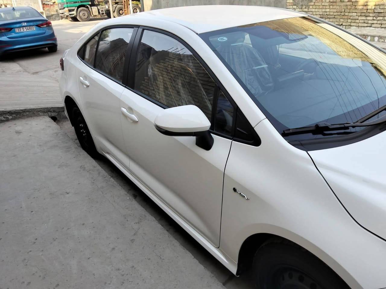 كورلا هايبرد موديل2025 شكل الخليجي 
مكفوله من صبغ والتبديل بيه فقط شخط بال باب لبصف السايق 
ماشيه 25 
عنوان بغداد شارع الكفاح 
رقم *********** بغداد, العراق
