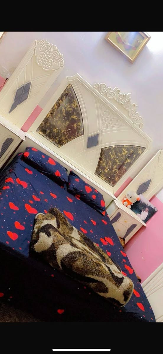 سلام عليكم غرفه للبيع غرفه مستخدمه شهرين فقط مثل الصور وأحلى تزاكم السعر مليون 200 وبيه مجال***********
