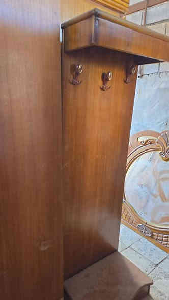 غرفة اخشاب نجاره خمسة ابواب نضيفه
 سعر ٣٥٠ الف
 رفاعي قرب المستشفى للاستفسار *********** ،
