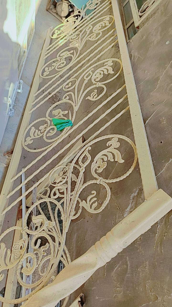 السلام عليكم للبيع باب حديد وقطعة درج طولها 3متر  ***********
