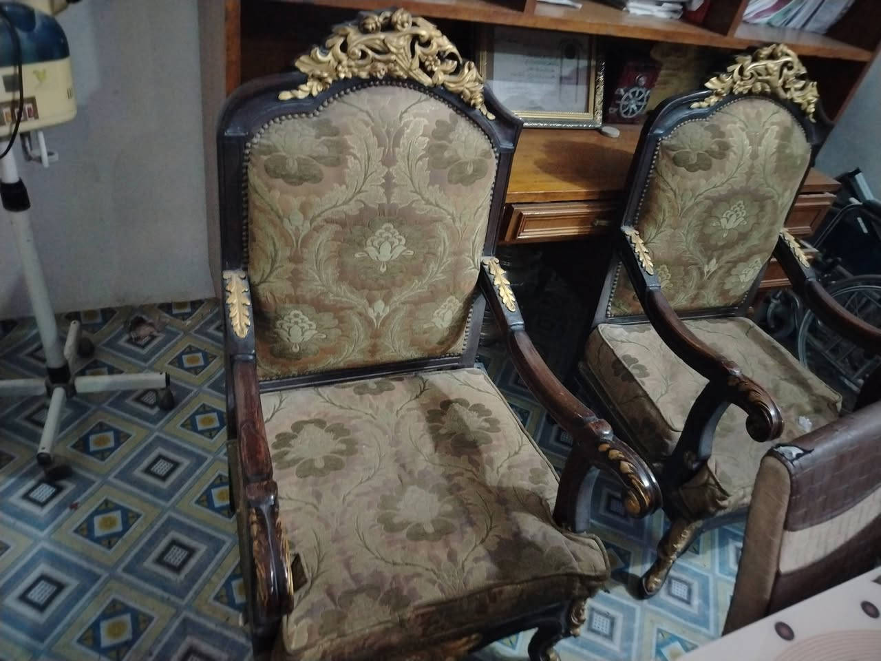 السلام عليكم ورحمة الله وبركاته
تخم قنفات نضيف للبيع معى ميز طعام وملحقاته السعر ٣٥٠ الف التواصل عبر الواتساب ***********
