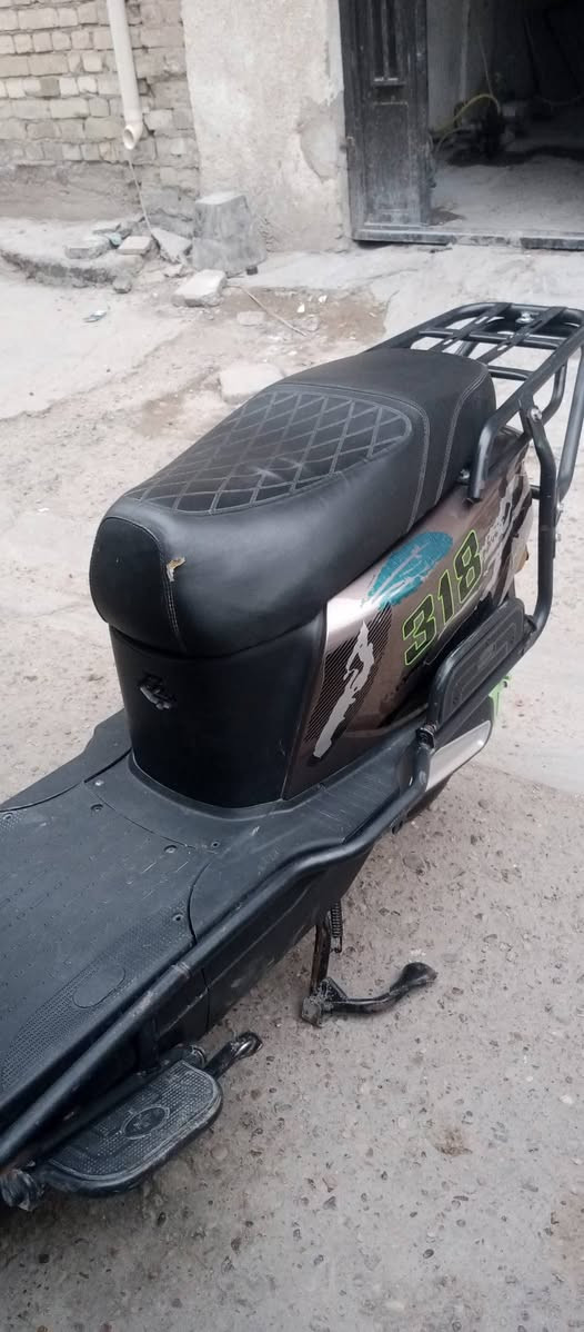 السلام عليكم للبيع دراجه شحن نوع 318 دراجه نضيفه مابيها نقص مواصفاتها 6بطاريات الكبار لايت زنون عالي ناصي هورن اشاير يمنه يسره ورباعي بصمه تفتح وتقفل وتشغيل عن بعد بيها درع تحمي الكفرات وجوزه قاطع دوره مكاني بغداد جديده سعر 550 وبيها مجال قليل ***********
