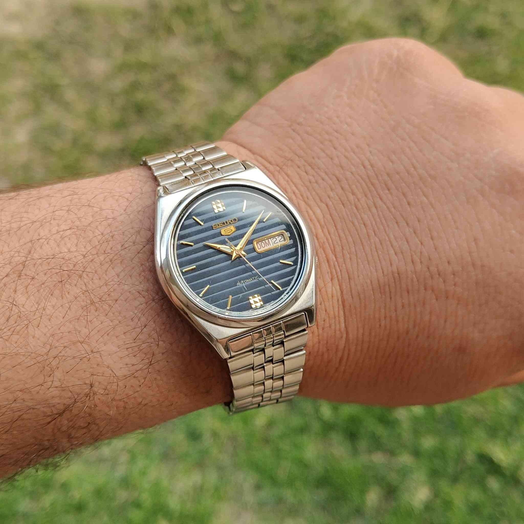 السلام عليكم ورحمة اللّٰه
سيكو فايف اتوماتك 
مقاس 37.5
نظافة ممتازة جداً 
دي ديت 
مينة مميزة جداً 
أصلي بالكامل 
السير واسع 

السعر 95 ألف مع التوصيل


**إذا كنت صاحب هذا الإعلان وتريد حذفه لأي سبب، رجاءا أرسل رسالة إلى الدعم الفني**