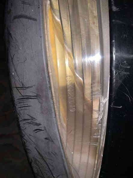 السلام عليكم عدله للبيع
كله ختم واحد ويه المكينه بس الكفرات لا سوادات كله مختمه وملحه عدى حاضن الدشبول كله شغاله ما بيه اي نقص غير الباتري بوشه 55 اول فتحه اله لغرض السرعه البوشه الاصليه موجوده انطيه وياه اي استفسار ثاني موجود خاص وواتساب ***********
