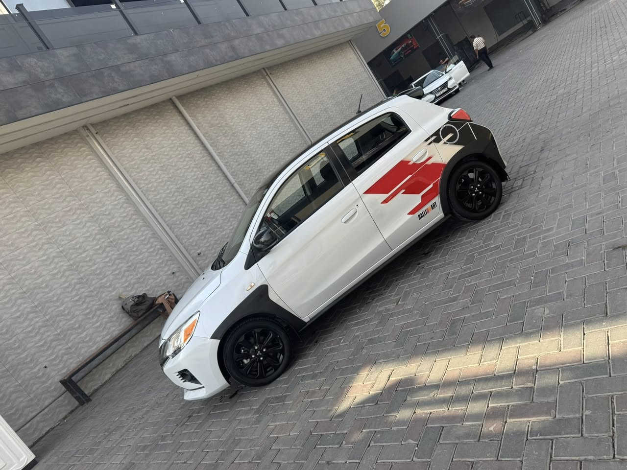 السلام عليكم
ميتسوبشي ميراج موديل 24 وارد امريكي لون مميز ( تو كلر ) 
حادث بسيط موضح بالصور ( ايرباكات كلها سليمة ) 
ماشية 10 الاف ميل فقط . 
رقم اربيل هزة وسنوية جديدة ( وكالة او تحويل مضمون ) . 
مواصفات فول تقريباً بالميراج ( بصمة وشاشة وكاميرا وفول تحكم ستيرن و ويل كب وداخل لونين تطعيم و رادارات ومانع انزلاق وكروس سرعة وباقي المواصفات المعروفة . 
جاهزة من كلشي وجديدة بدون اي نواقص . 
مكان / بغداد . 
السعر / 110$ . 
للاتصال / ***********
