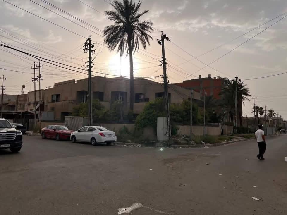 🏠دار كلاسك للبيع 🏠
✅ الموقع📍بارك السعدون - مقابيل الخط السريع 📍

✅ موقع مميز جداً ركُن ✅

🔴 سند مستقل 🔴

📐 المساحة :  606،7 متر 

📏 الواجهة :   22،4 متر

✅ العقار معروض حصراً لدى شركة عصر حمورابي ✅

✍️للمزيد من المعلومات الاتصال على الارقام التالية :

***********📲08905108090📲***********

🏢شركة عصر حمورابي للاستثمار والتطوير العقاري🏢

🟢موقع الشركة🟢 الكرادة داخل - شارع العطار ✅

⭕️الشركة مجازة رسمياً⭕️

✅نستقبل جميع العروض العقارية✅

⭕️بيع - شراء - أيجار - أدارة أملاك⭕️
