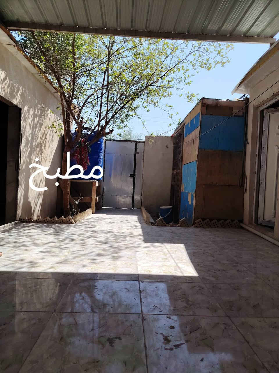 سلام عليكم بيت للبيع في حي الفداء تجاوز مساحه ١٥٠ متر بي غرفه اومطبخ اوصحيات عنوانه البصره الزبير سعره 7مليون اوبي مجال *********** واتساب
