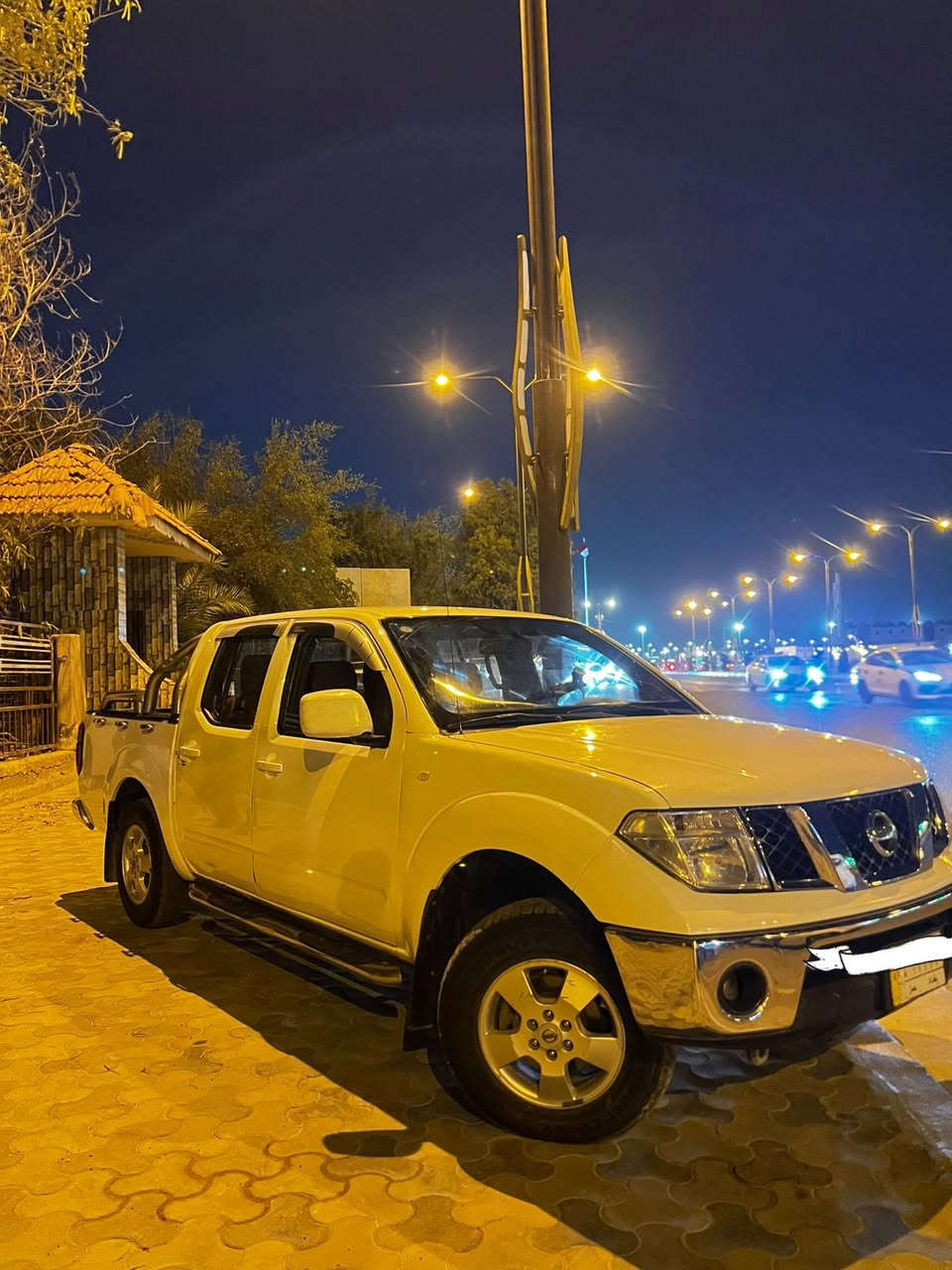 السلام عليكم 
نيسان نيفارا ٢٠٠٩ 
السياره نضيفه 
ضربتها بابا بصف السايق مصلح 
وبيها طخطخات اني مصلحها وصابغ الاماكن مال الطخطه 
ابيعلك حزان بس هيه مو حزام 
السياره نصبتها حلوه 
صدرها جديد كهربائيات
كيرها محركها وين متريد ترايك 
ترهم بيع او مراوس 
*********** 
مكان السياره فلوجه
