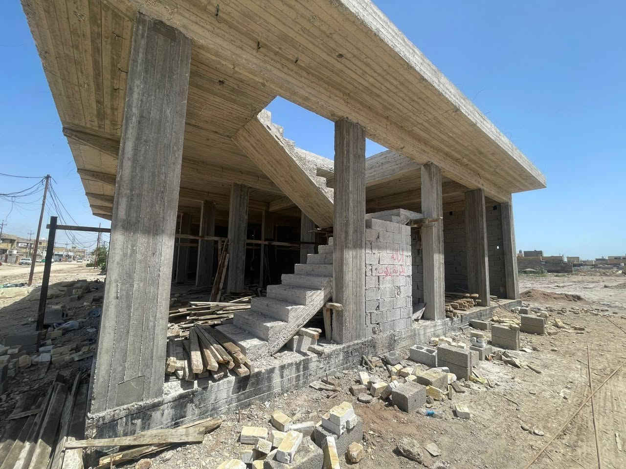 ٧٢٠ متر  الواجه ٤٠ متر والنزال ١٨ متر  خلف هاي البنايه للبيع للمعلومات الاتصال بالرقم *********** المكان شارع الأقواس
