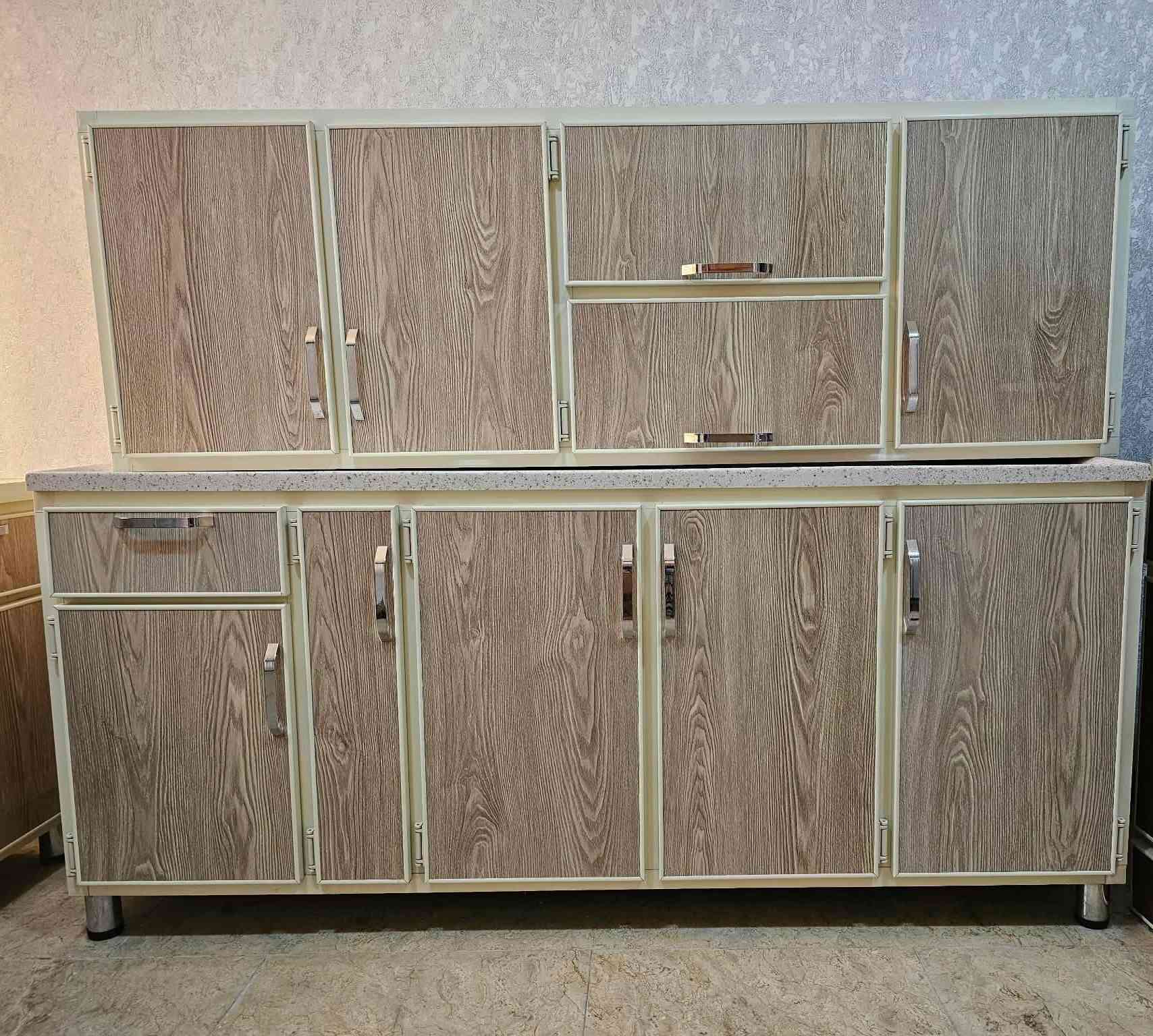 السلام عليكم.. 

كاونتر مستخدم ٦ اشهر فقط اخو الجديد نظافة 100/100 مابيه ولا شخط وبالحقيقة احلى من الصور.
قطعة مرمر كاملة ويا السنك كامل مكمل وياه الخلاط ومنظم. 
تفصيله كلف اكثر من مليون دينار.

القياسات
الكاونتر 3 ابواب عرض 1.5 متر عمق 60 سم
الكاونتر مع سنك عرض 2 متر عمق 60
الملحق عرض 2 متر
السعر 550 الف
عنواني حي تونس/ آفاق عربية
رقم التلفون ***********
                                                     ***********
