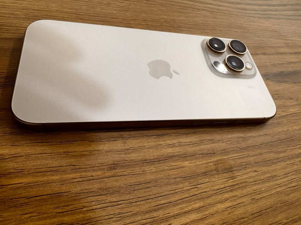 للبيع آيفون 16 برو ماكس (iPhone 16 Pro Max)
اللون: ذهبي (Gold).
 المساحة: 256 جيجابايت.
 صحة البطارية: 97%.
 الضمان: الجهاز داخل ضمان ماستر.
 الحالة الفنية: الجهاز بحالة الوكالة، لم يسبق له الدخول لأي صيانة (شرط الفحص).
 الحالة الخارجية: الشاصي نظيف جداً ومضمون من أي شخط أو خدش، استعمال راقي جداً.
 السعر: 1,400,000 دينار عراقي (وبيه مجال للطيبين).
 المكان: بغداد.
 للتواصل: ***********.
الجهاز أخو الجديد، جاهز للاستخدام المباشر. للمهتمين بالشراء يرجى الاتصال أو المراسلة.
