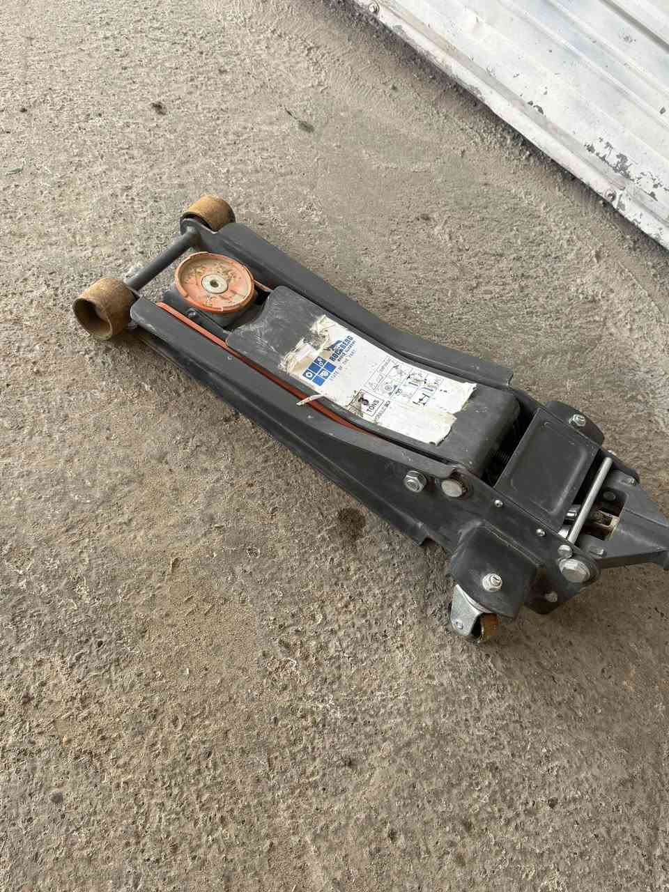 سلام عليكم.   للبيع  جك 3️⃣ طن مستعمل  شهر وماطور غسل  8️⃣ بشارات إيطالي ويا صوندة بس مزروفة طول. صوندة 🔟 أمتار مكان بغداد الحسينية/. مال راشدية ***********
