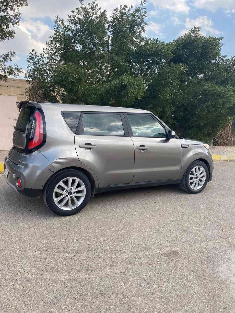 السلام عليكم
كيا صول2019 
لون رمادي 
ثلاث انواع قياده 
1.ايكو 2.سبورت 3.عادي 
حادثهاا بنيد جاملغ امامي 
ماشيه 118 ميل
 شاشه جبيره 
     كامره
مانع انزلاق 
تحديد مسار 
مثبت سرعه
  السعر 120 وبيها مجال 
رقم بغداد 
  ويل حجم 18
تحويل ثاني يوم 
الرقم الاستفسار  
***********

 *********** 
مكاني ديالئ 
خابر وتدلل
