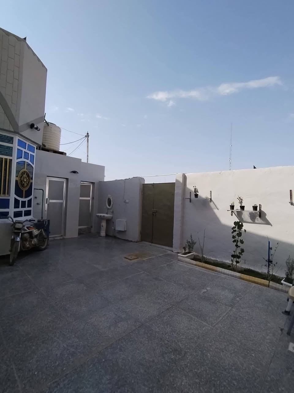 دار للبيع في حي العسكري طابقين مساحة 200 متر  50 متر عن الشارع العام الموقع علئ ساحة المكان خلف مجمع سيد اثير
يتكون من استقبال
غرف عدد4
صحيات داخليه خارجيه
مطبخ كبير حار وبارد
مناور عدد 2
صاله + هول
طارمه كبيره
مكان البيت كلش مرتب وقريب علئ الشارع
للتواصل ***********
