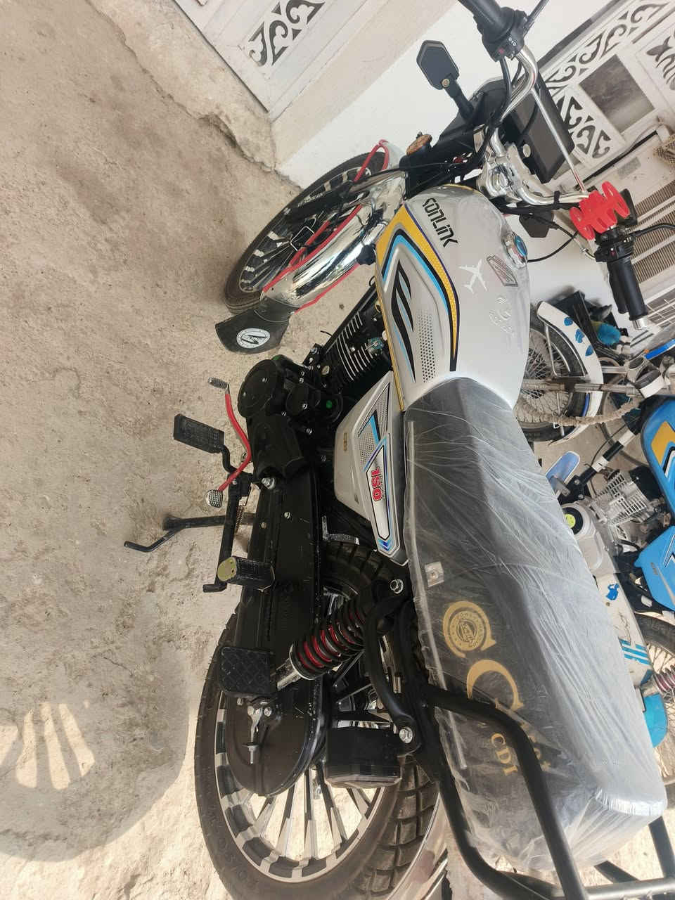 سلام عليكم
سيفان للبيع موديل 2025 دراجه بعدها جديده ومكفوله من كلشي اوراق دراجه شوفت عينك مكفوله من شخط 
سعر 900 وبيها مجال العنوان ديالى الخالص فلكه مصطفى جواد رقم *********** بي واتساب
