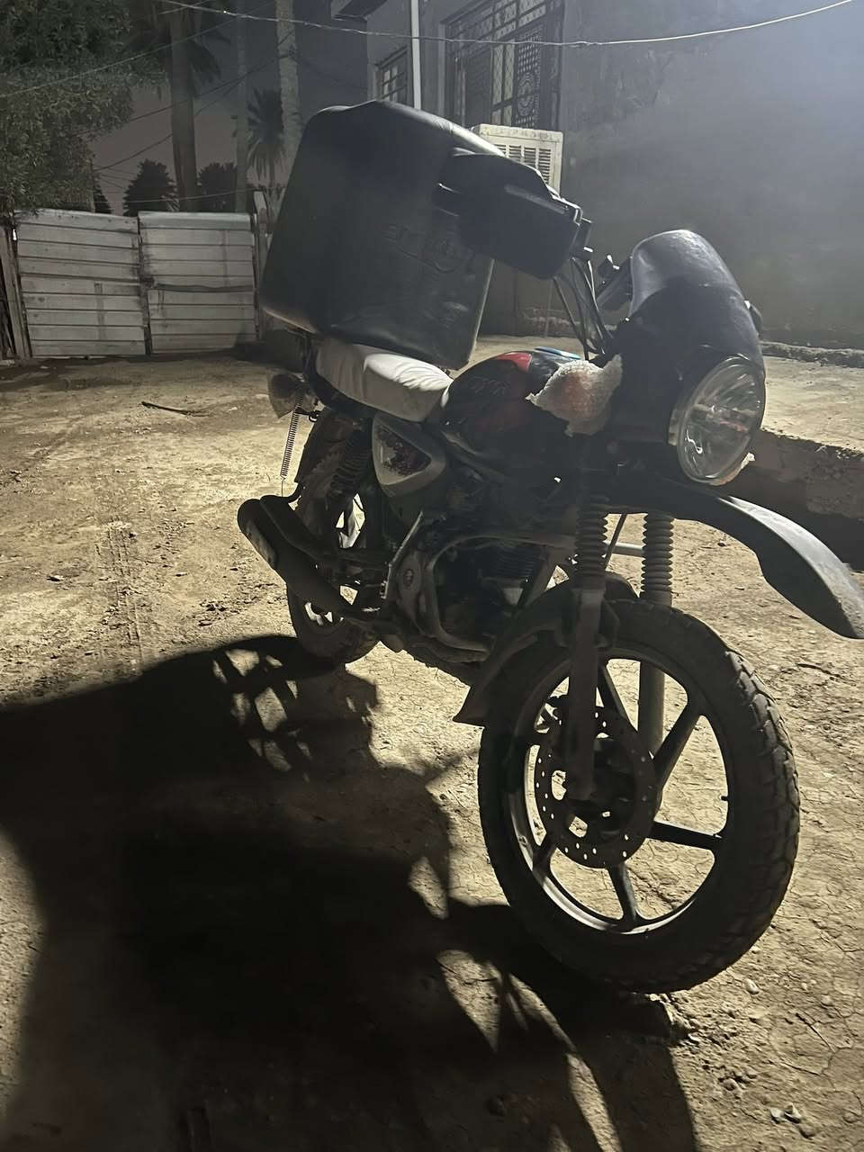 سلام عليكم دراجه بوكسر للبيع موديل ٢٠٢٣بدون أوراق اكفليكيا قانون وعشائر مجفته مره البوكسر جبلي بيه مكينه خير من الله لا تنقيص ولا تبخير مكاتبه فقط رايدله بس جواكيج السعر 950 النتصال *********** بي وتساب
