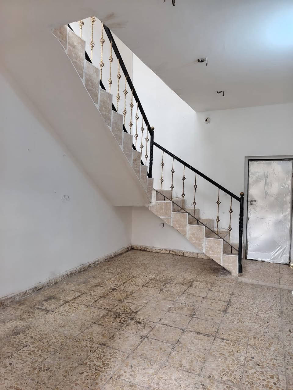 مشتمل للأيجار في داموك الحقوقين 
يحتوي على غرفة نوم وهول وصالة وحمام وبيتونة 
للأستفسار الاتصال على ***********
