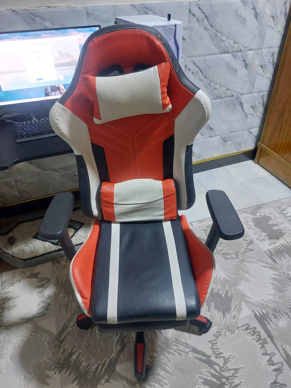 Pc للبيع المواصفات
المعالج: i5 12400F 
الرامات :16 ddr4 
تيرا: hdd
 ال 256 ssd عليه نضام ويندوز 11 برو
كرت: 4060 rtx 
شاشه: msi fhd 180hz
يو بي اس: 1500w ماركه زيوس
ماوس :aorus M3 RGB
كيبورد : REDRAGOM 
سماعه :HYPERX CLUD 2 
طاوله: RGB بصمه
كرسي كيمنك 
ماوس باد عادية
السعر مليون وستميه وخمسين وبيهة مجال جداً بسيط
الرقم
***********
