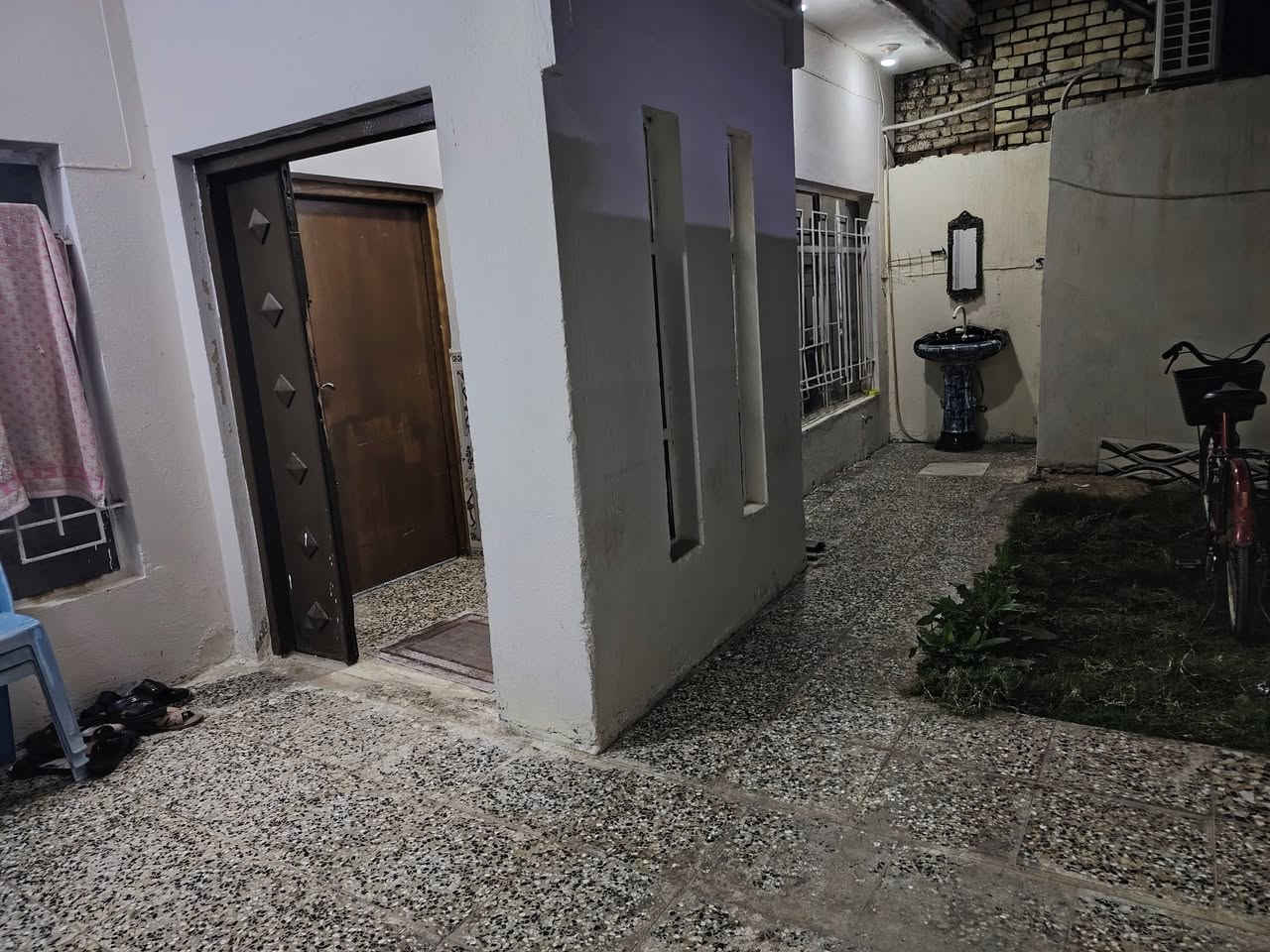 يالله سلام عليكم دار للبيع بغداد المدائن خلف مرقد سلمان المحمدي طابو ملك صرف سكني مساحه ١٥٠ متر طابقين الطابق الأول يتكون من غرفة نوم وصاله استقبال وهول كندور كراج سياره حديقه صغيره صحيات داخلية خارجيه الطابق الثاني غرفتين نوم وصاله بيتونه مع صحيات بناء طابوك السعر ١٣٥ وبي مجال للاستفسار الاتصال على الارقام *********** أو *********** وات ساب
