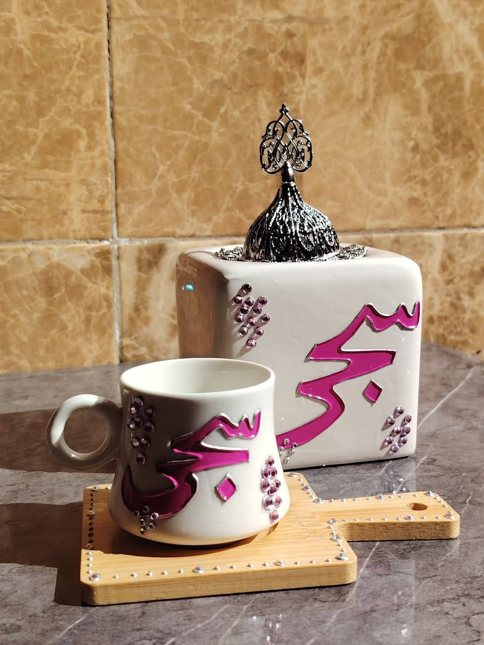 اوردر اليوم🩷
فنجان قهوة + مبخره🩷
 الدزاين والاسماء والالوان تكون حسب اختياركم
يوجد توصيل كافة المحافظات


**إذا كنت صاحب هذا الإعلان وتريد حذفه لأي سبب، رجاءا أرسل رسالة إلى الدعم الفني**