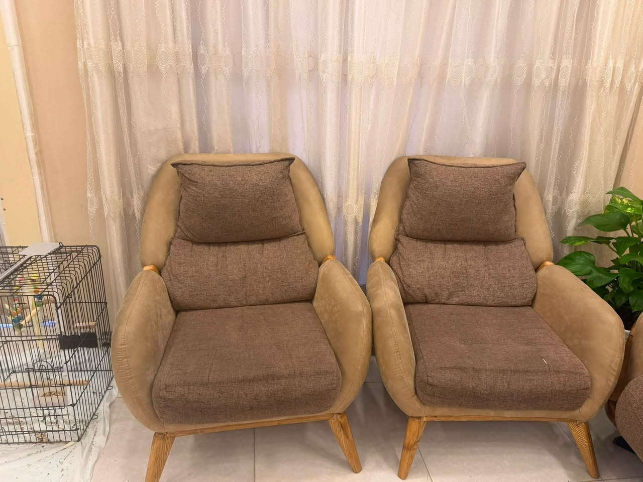 طقم قنفات (تخم) ضخم ومريح يتسع لـ 10 مقاعد! 🛋️✨
تصميم عصري ولون ترابي مميز يرهم ويا أي ديكور، يكفي عائلة كبيرة أو استقبال للضيوف بفضل مساحته الواسعة.
📌 المواصفات والتفاصيل:
• العدد: يتكون من 10 مقاعد.
• الحالة العامة: نظيف ومريح جداً، توجد فتحة (زرف) بسيطة في قنفة واحدة فقط وموضحة بالأولويات.
• الموقع: البصرة 📍
📩 لمعرفة السعر والتواصل أو للحجز:
يرجى المراسلة على الخاص، أو التواصل واتساب / اتصال على الرقم:
📞 ***********

