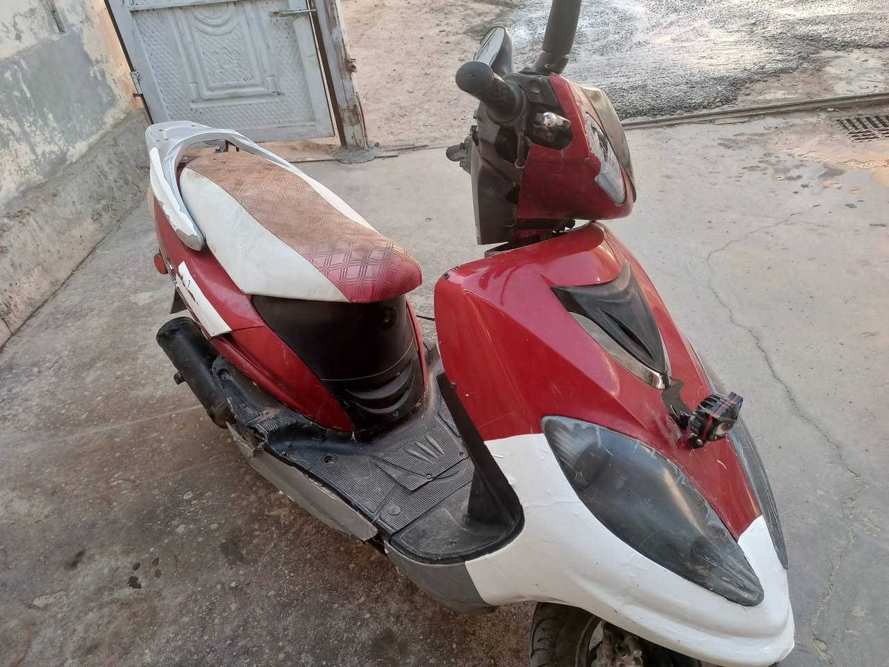 السلام عليكم
موطور سايم رص ابو عيون.شغال نكرة  بدون اوراق ..السعر 300الف.. وبيها مجال للشراي للتوصل خاص او عل هذ رقمي ***********..العنوان صقلاوية.
