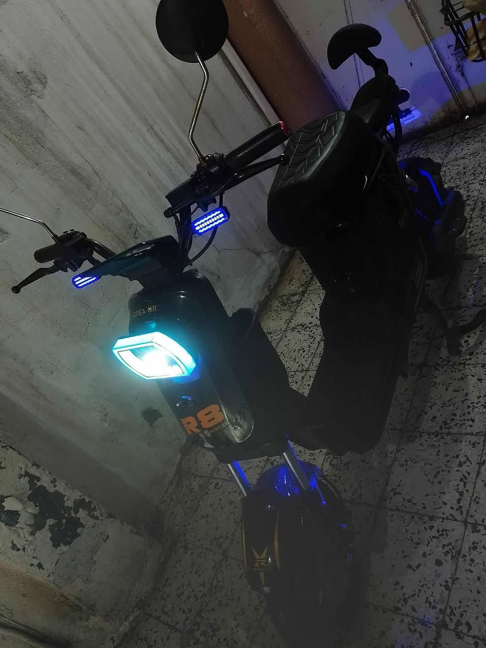 السلام عليكم....
دراجة شحن للبيع 
كوريا MR 
اللون اسود R8
كامل ونظيف 
اكو كسر بالاسفل مال الشاشة بس هي شغالة
واكو كسر بالمجمع مال الهورن من ورى ملحومة 
شغال ونظيف كلشي ما بي افحص واخذ 
مثل ما مبين بالصور 

السعر:450 وبي مجال 
التواصل :***********
