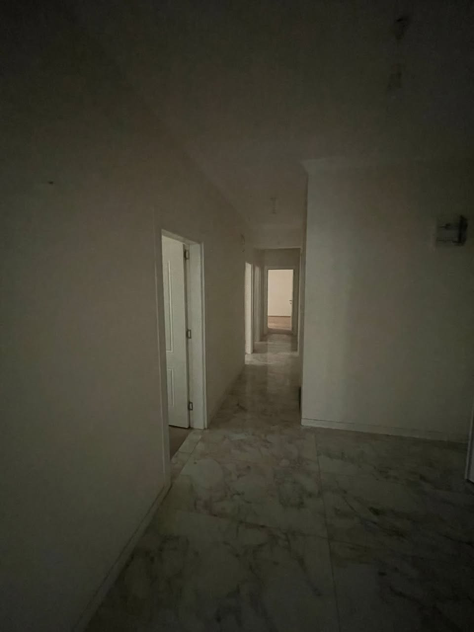 شقة للإيجار لالاڤ ستي ڤيو على شارع ١٢٠ مباشرة 
مساحتها ١٩٤ متر ٣+١  عدد الصحيات ٣ مع غرفة سويت 
السعر ٤٠٠ $ غير مؤثث 
للتواصل : ***********
