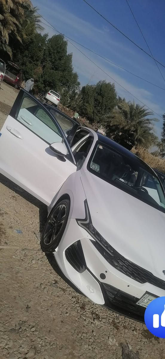 K5. 2021
الفئة: EX. 

المحرك: 1.6T تيربو 4 سلندر بنزين

ناقل الحركة: أوتوماتيكي. 

عدد المقاعد: 5. 

مادة المقاعد: جلد.

– سقف بانورامي/فتحة سقف. 
– كاميرا خلفية + حساسات وقوف. 
– مصابيح أمامية LED.

– شاشة تحكم. 
– Apple CarPlay & Android Auto. 
– شاشة عرض 

– تكييف هواء أوتوماتيكي. 
– تدفئة وتبريد المقاعد (Seat heater & cooler). 
– مقاعد جلد.

– مثبت سرعة. 
– نظام مراقبة النقطة العمياء Blind Spot Monitor. 
– فرامل ABS + ESP 
– نظام مفتاح ذكي وتشغيل عن بعد. 
– كاميرا 360° في بعض السيارات.
– حساسات وقوف أمامية وخلفية. 

✔️ سقف بانورامي / فتحة سقف
✔️ كاميرا خلفية + حساسات
✔️ Apple CarPlay & Android Auto
✔️ مراقبة النقطة العمياء
✔️ تبريد وتدفئة المقاعد
✔️ مفتاح ذكي + تشغيل عن بُعد
✔️ مثبت سرعة
✔️ نظام ABS + ESP
رقم بابل  وكاله عامه 
***********
