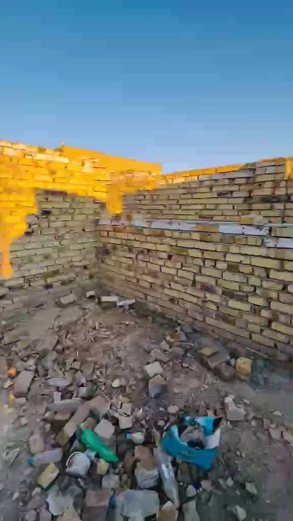 السلام عليكم هيكل 185 متر للبيع طابو زراعي سند 25 مع كافه الخدمات عرض الشارع 15 متر الموقع شارع 100 قرب جسر المشاه يبعد عن شارع 100 حوالي 100 متر تقريبا السعر 60 مع مجال بسيط *********** حلة, بابل
