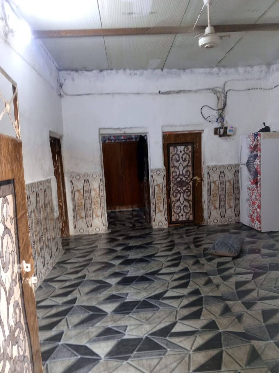 سلام عليكم 
بيت حواسم البيع 
كله سقف كله سندويج 
بي 3غرف ومطبخ وصاله  واستقبال  
وساحه كبيره سعره  15 وبي مجال الاشراي 
مكان عماره حي العسكري وره المركز مال شرطه  
رقم الهاتف  ***********
